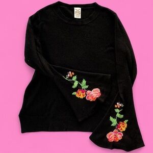 Black 💐 Floral Knit Top | Bell Sleeve | Embroidered | Retro | Layer | Small
